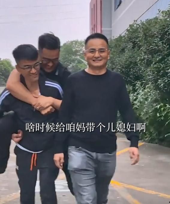 郁豹豹爸爸邻居爆料最新,揭秘惊人内幕